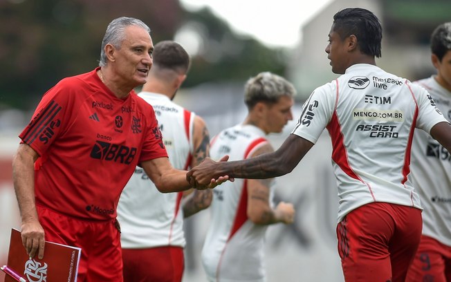 Tite cumprimenta Bruno Henrique em treino do Flamengo