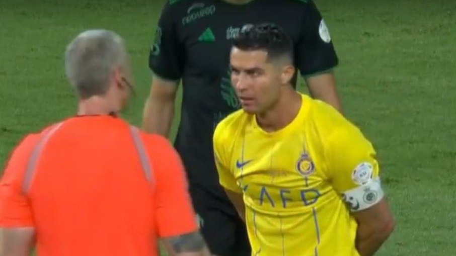 Cristiano Ronaldo brilha em vitória do Al-Nassr em jogo comandado por  Daronco