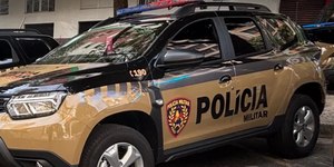 Homem mata esposa a facadas na frente do filho e pula do 3º andar