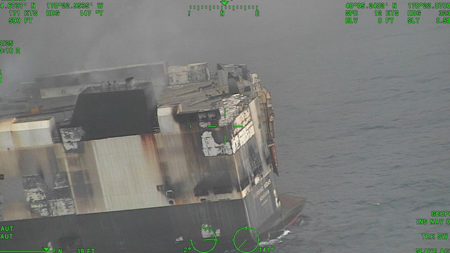 Guarda Costeira dos Estados Unidos divulgou imagens do navio incendiado Guarda Costeira dos Estados Unidos divulgou imagens do navio incendiado