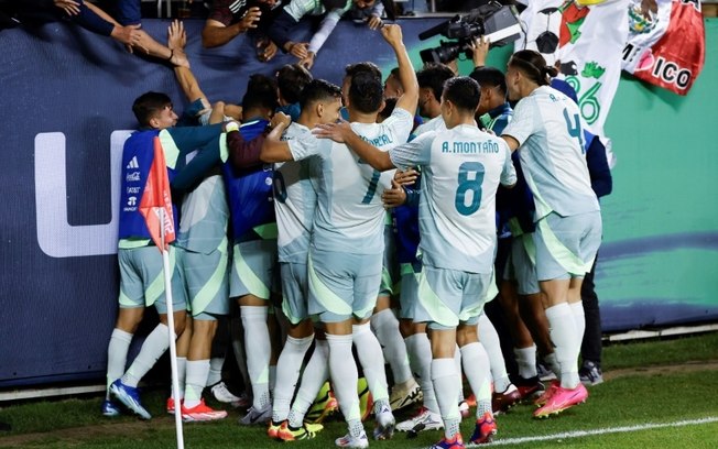 O meia Efrain Alvarez comemora com seus companheiros após marcar o gol da vitória do México sobre a Bolívia, no amistoso disputado no Soldier Field, em Chicago, Illinois, em 31 de maio de 2024.