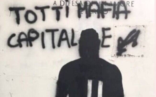 Um mural de Francesco Totti foi vandalizado em Roma pela segunda vez