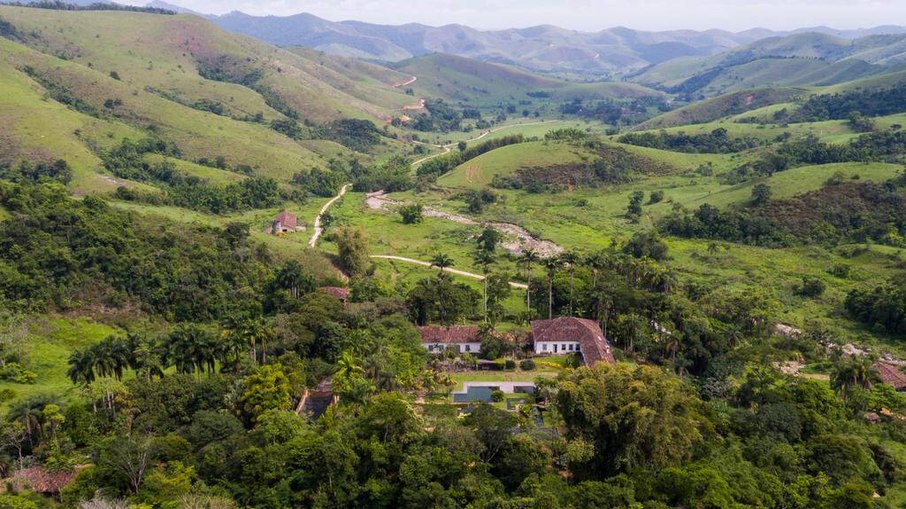 O Parque Nacional da Serra da Bocaina (PNSB) se estende desde a serra até o litoral. O Parque Nacional da Serra da Bocaina (PNSB) se estende desde a serra até o litoral.