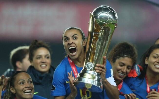 Marta com o troféu da Copa América feminina