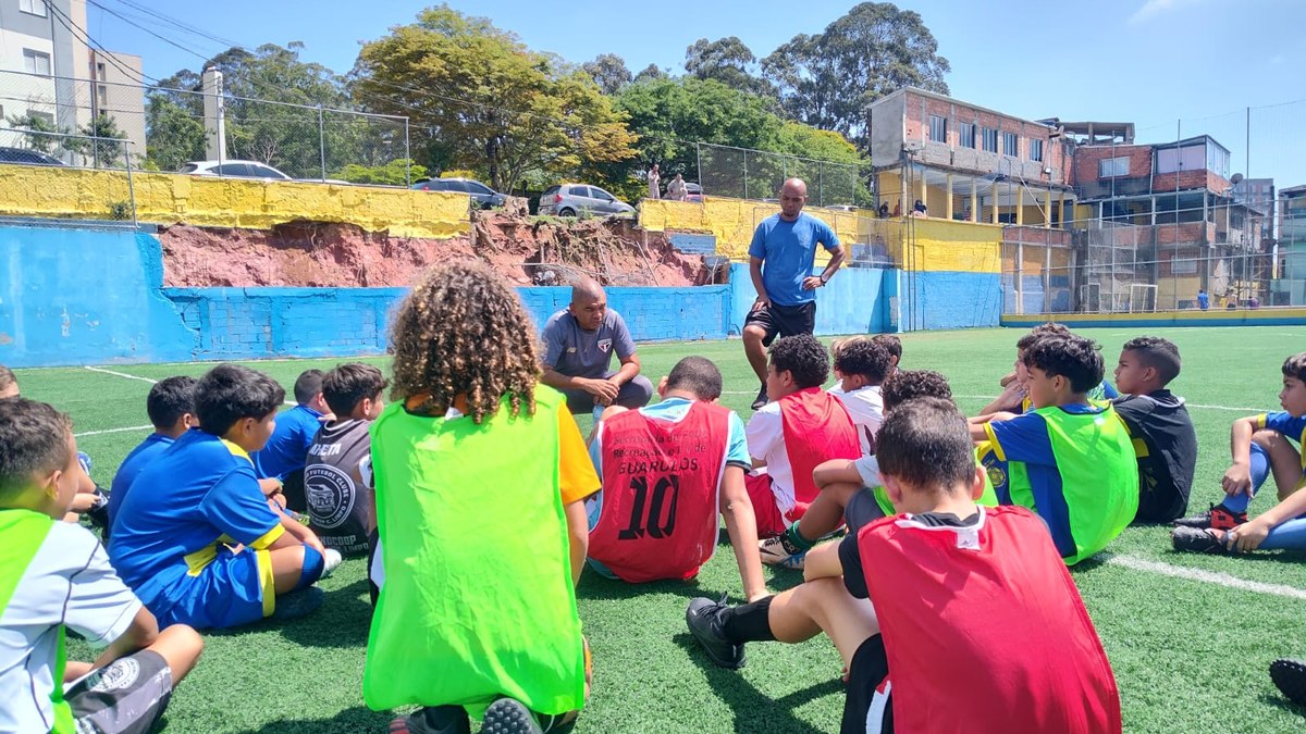 Nos campos das quebradas, o futuro ainda joga bonito
