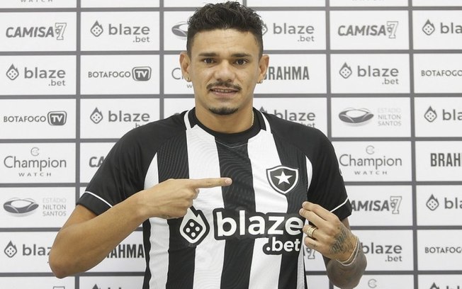 Tiquinho Soares prevê gols no Botafogo: 'Se a bola pintar estarei sempre bem posicionado para fazer'