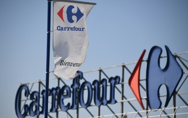 O Carrefour tem cerca de 305.000 funcionários em oito países onde administra diretamente as lojas (França, Espanha, Itália, Bélgica, Romênia, Polônia, Brasil e Argentina)