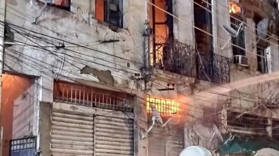 Um homem morreu durante um incêndio que aconteceu, na madrugada deste sábado, em três imóveis da Rua do Livramento, no Centro do Rio