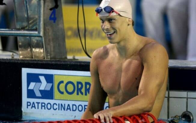 Cesar Cielo tem treze recordes de tempo em piscinas curtas e longas