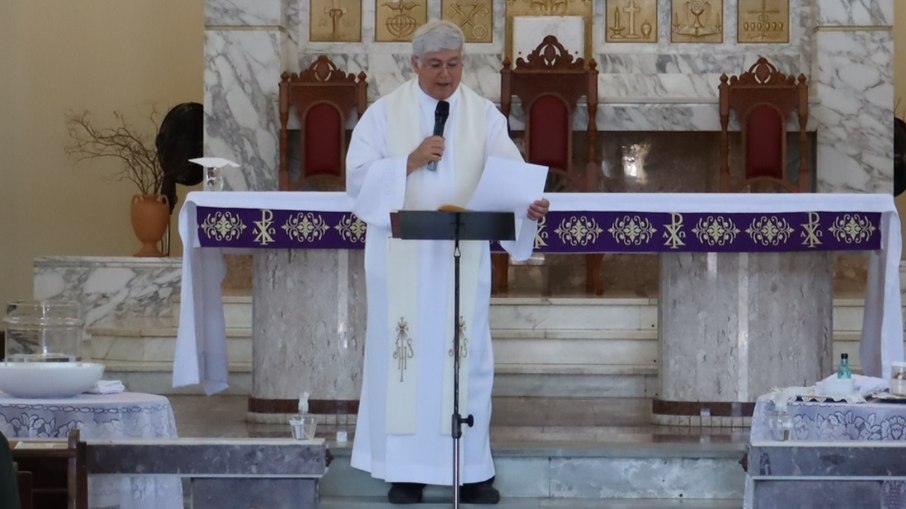 Padre Norberto durante cerimônia de batismo na Igreja Sant´Ana Padre Norberto durante cerimônia de batismo na Igreja Sant´Ana