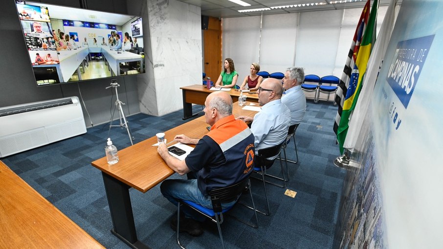 Prefeito Dário Saadi durante reunião online com a Ministra da Saúde, Nísia Trindade