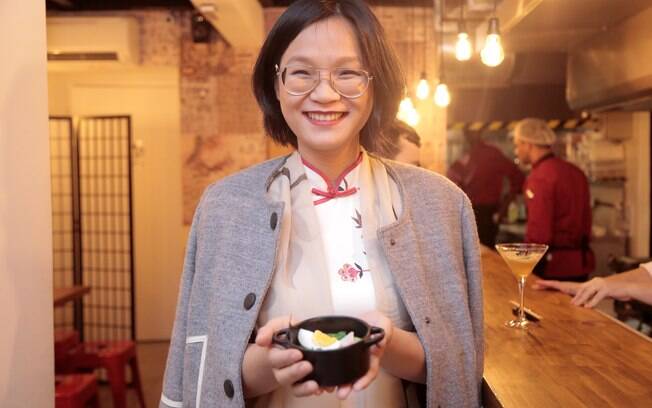 Jiang Pu, ex-MasterChef e dona do Chi Restaurante, ensina o passo a passo do guioza de pernil de porco