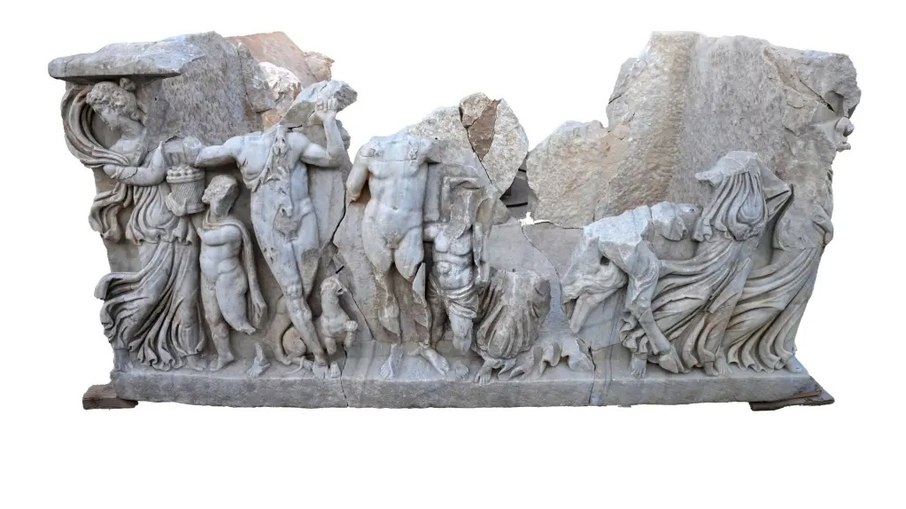 Escultura em mármore mostra Dionísio e Hércules em jogo de bebida e intriga arqueólogos Escultura em mármore mostra Dionísio e Hércules em jogo de bebida e intriga arqueólogos