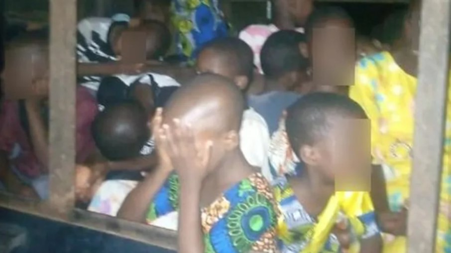 mais de 20 crianças e 40 adultos foram resgatados de igreja na Nigéria