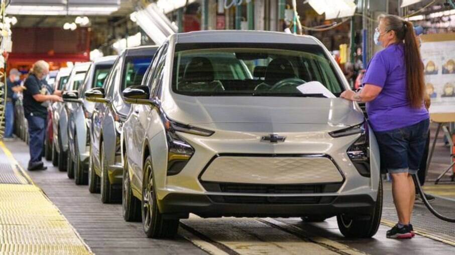 Chevrolet Bolt EV é produzido na linha de montagem em Orion, nos EUA, de onde será trazido ao Brasil