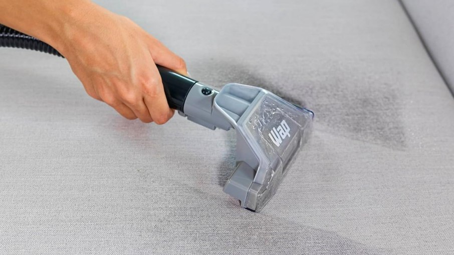 Extratora portátil da WAP é ideal para limpeza de carpetes, colchões e estofados Extratora portátil da WAP é ideal para limpeza de carpetes, colchões e estofados