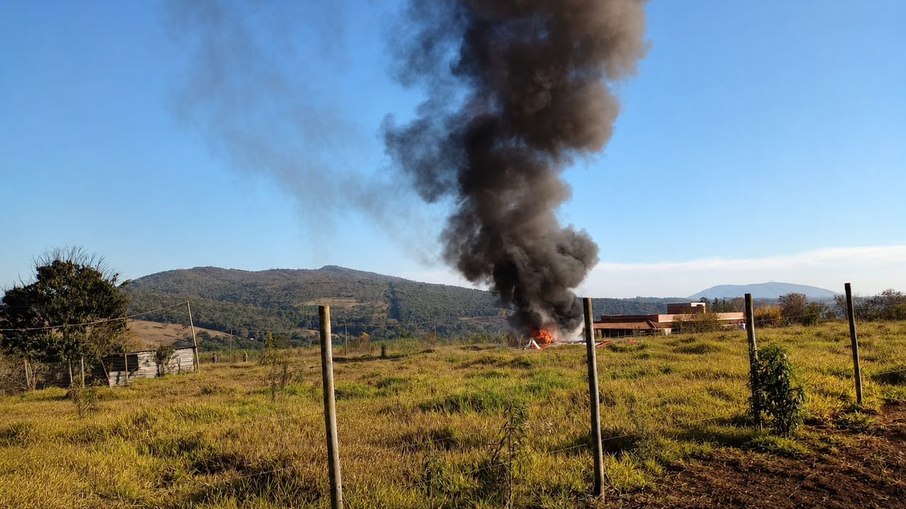 Aeronave caiu em uma área de mata próxima a algumas casas da zona rural de Mateus Leme (MG)
