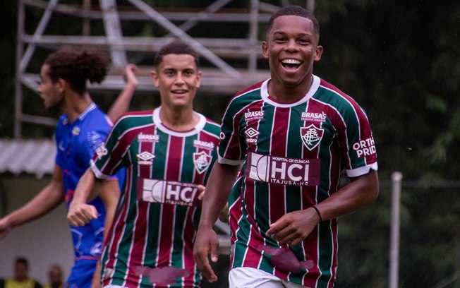 João Lourenço (à frente) comemora o primeiro gol do Fluminense no jogo