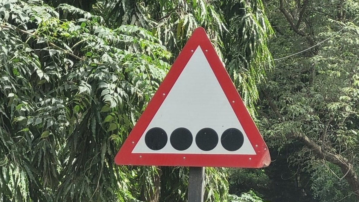 Placa de trânsito com quatro pontos pretos: saiba o significado
