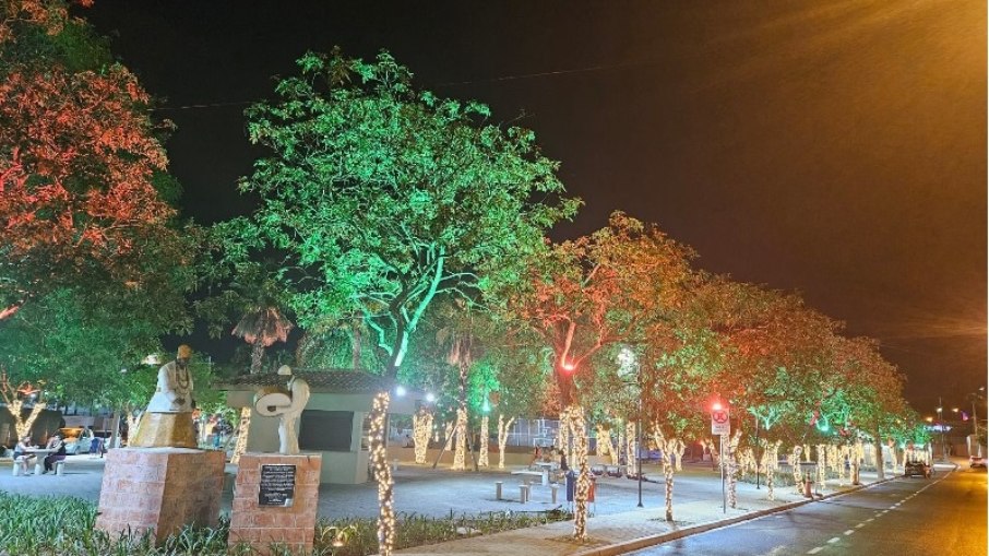 Praça Aurora Sudário também recebeu iluminação temática para o Natal Encantado 2024 de Vinhedo Praça Aurora Sudário também recebeu iluminação temática para o Natal Encantado 2024 de Vinhedo