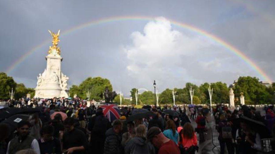 Um arco-íris surgiu nos arredores do palácio e pessoas presentes registraram o momento