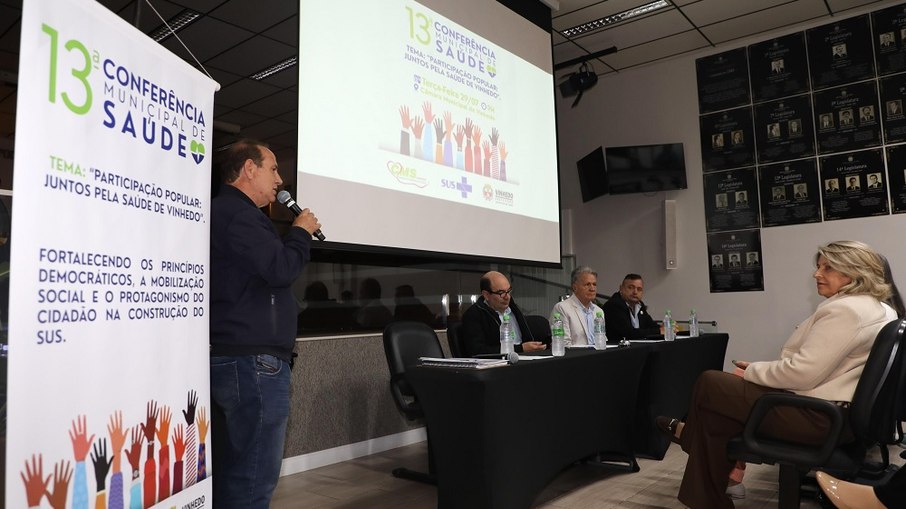  O objetivo principal é fortalecer os princípios democráticos e estimular o engajamento da população na formulação de políticas públicas voltadas ao SUS