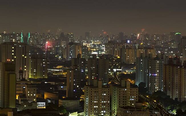Fogos de artifício comemoram a chegada do Ano Novo no centro da capital paulista. Foto: Adailton Damasceno/Futura Press