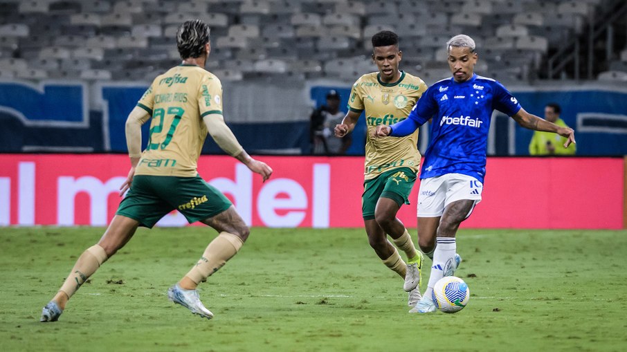 Palmeiras bate Cruzeiro de virada e segue na briga pelo título do Brasileirão