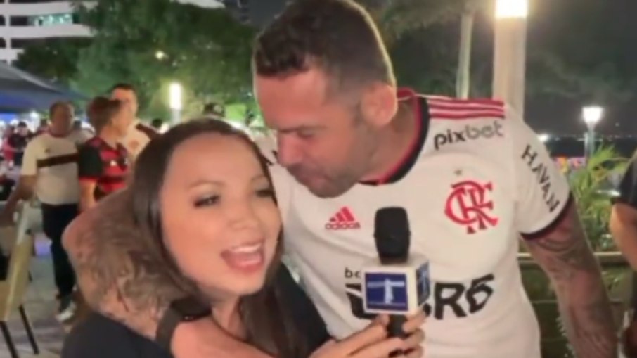 Flamengo fan harasses reporter in Guayaquil