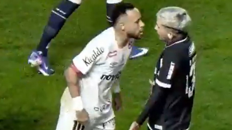 Neymar ficou bravo com Hernández durante a partida