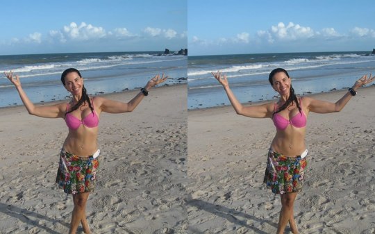 Claudia Alencar ganha elogios ao posar de biquíni