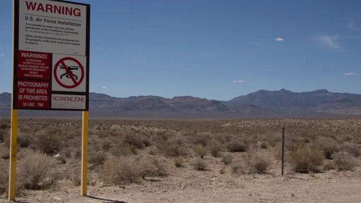 Avião da Força Aérea é flagrado entrando em território da Área 51