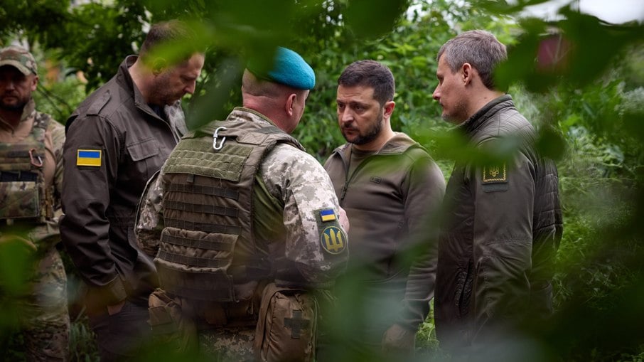 Presidente Volodymyr Zelensky visitou as posições de linha de frente das Forças Armadas da Ucrânia na área de defesa de Vuhledar – Maryinka, na região de Donetsk