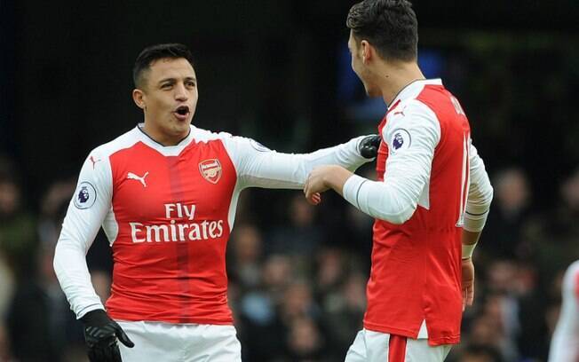 Alexis Sanchez abriu o placar para o Arsenal contra o Hull City com um gol de mão