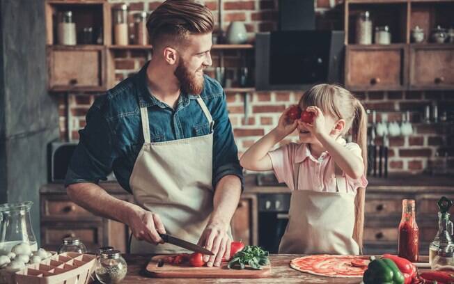 Uma ideia de o que fazer no Dia das Crianças é ir para a cozinha e fazer pizzas com a criança deixando ela participar