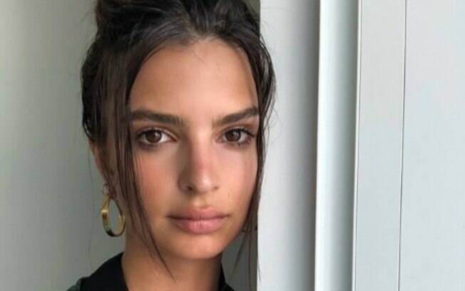 Emily Ratajkowski compartilha nas suas redes cliques bastante quentes