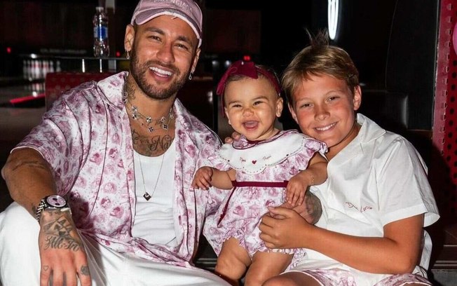 Neymar em registro com seus filhos Mavie e Davi Lucca