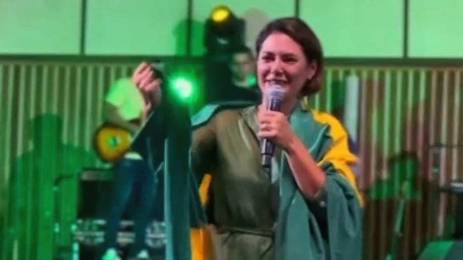 Michelle Bolsonaro chora ao falar de ataque à filha 