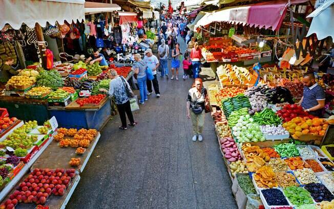 O Carmel Market, maior mercado ao ar livre de Tel Aviv, é um dos pontos do walking tour gratuito.