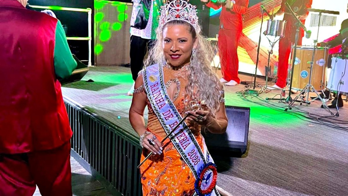 Tânia Valeska é coroada rainha de bateria nos EUA