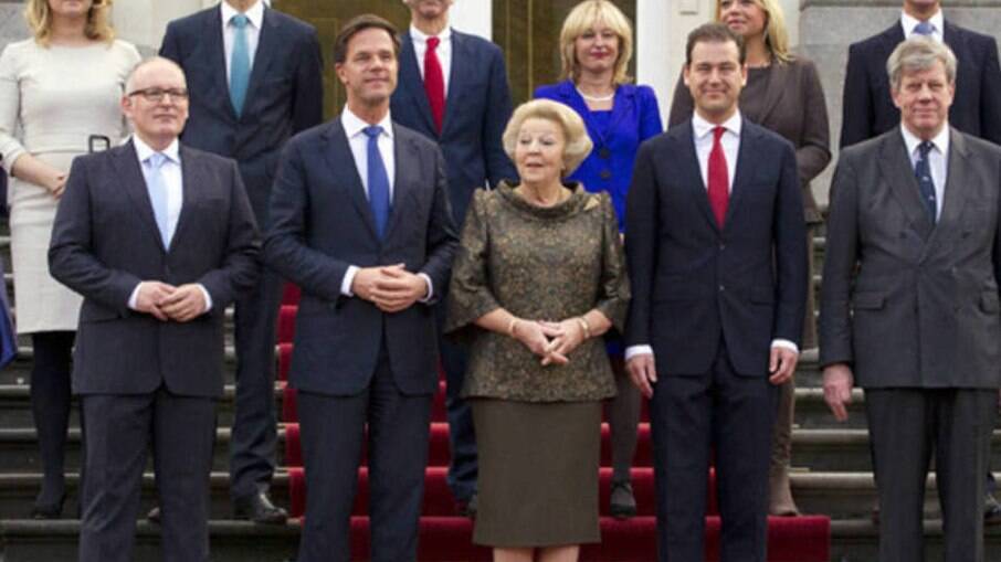 Novo governo holandês presta juramento sob críticas