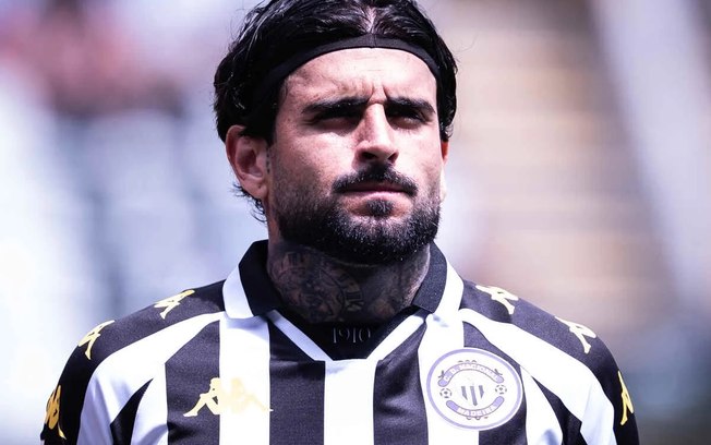 Liziero em ação com a camisa do Nacional, equipe de Portugal