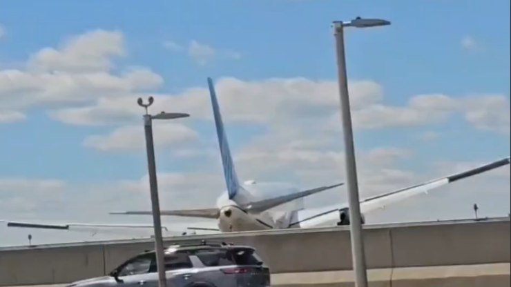 Vídeo: avião atinge poste e um caminhão-trator durante pouso