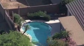 Gêmeas morrem após se afogarem na piscina de casa 