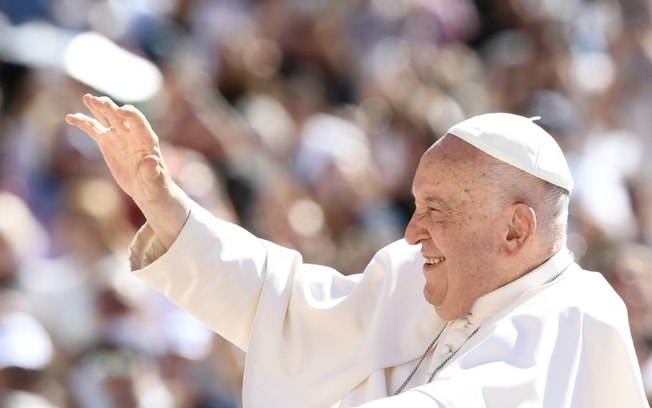 O papa Francisco saúda a multidão durante sua audiência geral semanal na praça de São Pedro, no Vaticano, em 12 de junho de 2024