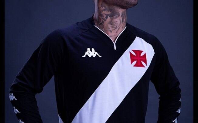 Vasco lança novo uniforme preto com faixa diagonal nas costas