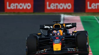 F1: Verstappen supera nova falha de motor e lidera único treino livre 