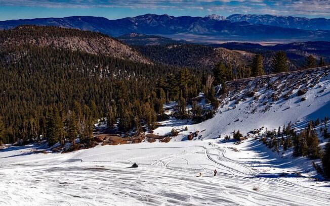 Uma das coisas para fazer na Califórnia durante o inverno é aproveitar a neve e esquiar na Mammoth Mountain