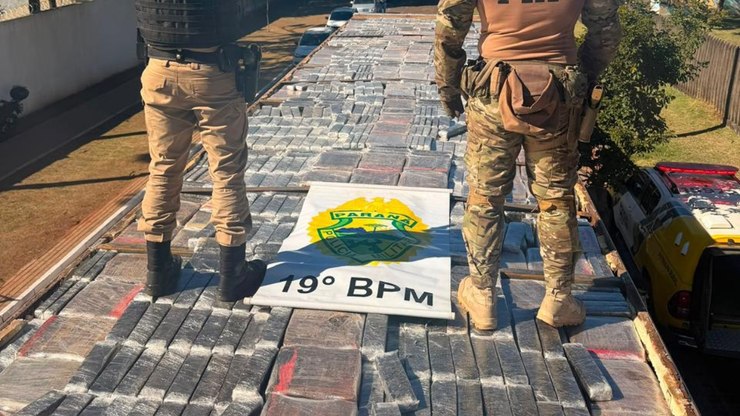 Quase 3 toneladas de maconha são achadas no teto de caminhão