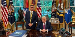 Flávio Bolsonaro se encontra com Trump na Casa Branca